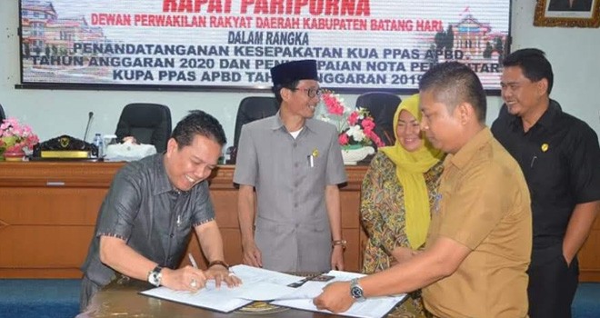 Bupati Syahirsah Hadiri Paripurna Penandatangan KUA PPAS 2020.