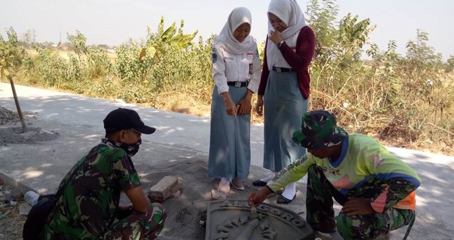TNI Yang Ahli Seni Tukang Batu Menarik Perhatian Warga di Lokasi TMMD.