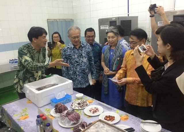 Sales Director Ajirushi Inc, Kenji Kuzunuki, menjelaskan hasil produksi olahan gurita kepada Duta Besar Jepang untuk Indonesia (kedua kiri) didampingi Dirut PT. Perikanan Nusantara, M. Yana Aditya (ketiga kiri) saat berkunjung ke pabrik pengolahan gurita di PT Perikanan Nusantara Cabang Makassar, Jalan Sabutung-Paotere, Senin, 30 Juli. (Muhclis Abduh/FAJAR)