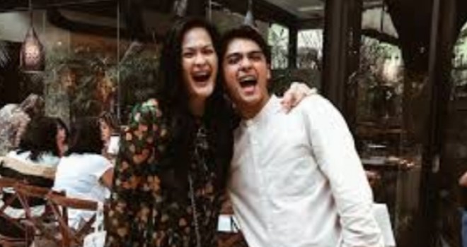 Model senior dan aktris Donna Harun bersama anaknya Ricky Harun. Foto Instagram