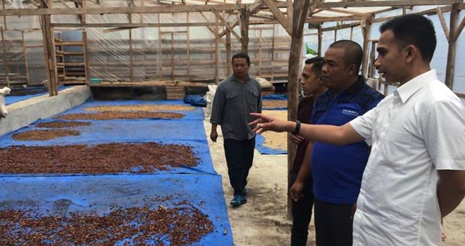Dipo Nurhadi Ilham (kanan) mengunjungi petani untuk berdialog terkiat pengembangan pertanian Kopi di Kota Sungai Penuh dan Kabupaten Kerinci.
