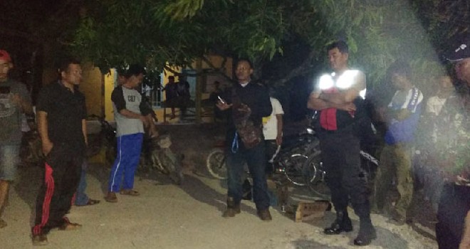 Warga Kampung Sosial berjaga menghadang angkutan batu bara. Foto: Istimewa