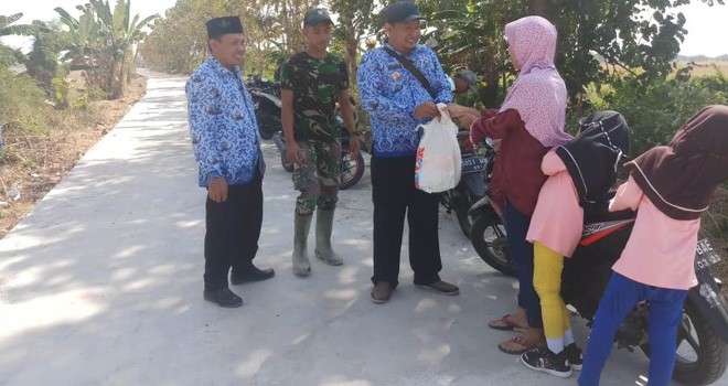 Didorong Kades, Mak-Mak Sangat Peduli Dengan Satgas TMMD.