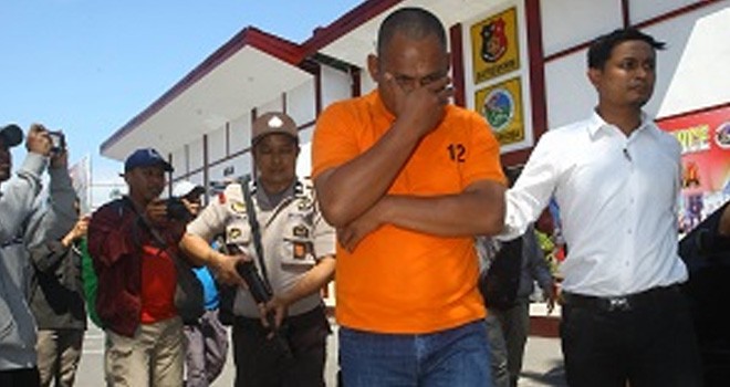 Basiruddin Nurdin mantan kepala cabang Bank BRI Malakaji Cab Jeneponto diperlihatkan kepada media di Polres Gowa Senin 29 Juli, tersangka kasus perbankan dan penggelapan dalam jabatan dengan motif judi online yang mengakibatkan kerugian negara sebesar Rp 784juta. TAWAKKAL/FAJAR