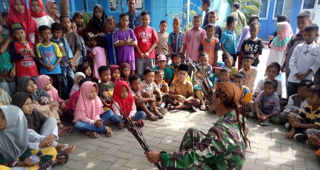 Kepiawaian Ndalang Babinsa Dorong Keakraban TNI dan Warga.