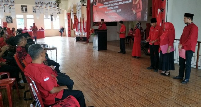 Oengeluaran  SK pengurus yang dibacakan dalam acara pelantikan DPD PDI Perjuangan di bilangan Haji Kamil, Kamis (1/8).