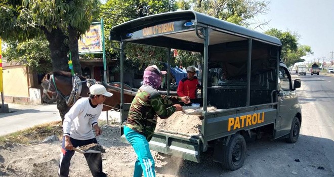  Mobil patroli Digunakan Untuk Melanagsir Material.