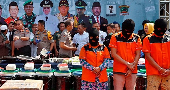 TANGKAPAN KAKAP: Kapolda Jatim Irjen Pol Luki Hermawan (lima dari kiri) membeberkan jaringan narkoba Samsul Hadi di Mapolres Tanjung Perak kemarin. (Ahmad Khusaini/Jawa Pos)
