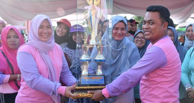 Ketua TP PKK Yunninta saat menyerahkan piala bergilir kepada Camat Bajubang Ichwan.