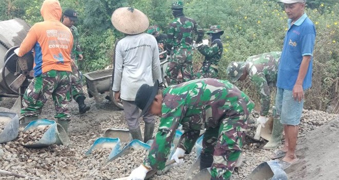 Satgas TMMD dan Warga Kebut Pengecoran Jalan di Perum Pesona Asri.