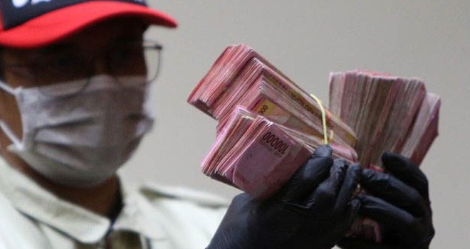 ILUSTRASI: Penyidik KPK saat memperlihatkan uang suap hasil operasi tangkap tangan (OTT) (Miftahul Hayat/Jawa Pos)