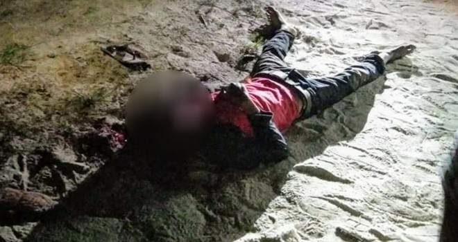 Jasad Musliadi bersimbah darah usai dikeroyok oleh massa. Kejadian terjadi diduga kerena ketua RT yang tidak tegas dalam menyelesaikan masalah warganya.