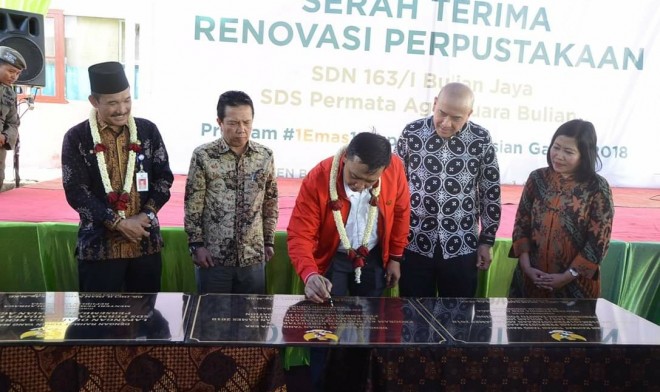 Penandatanganan Prasasti oleh Menpora dan Bupati Batanghari.
