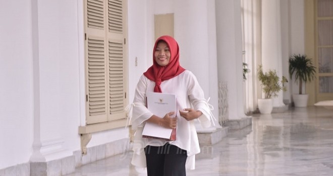 Baiq Nuril Maknun usai bertemu Presiden Jokowi soal pekerjaannya, di Istana Kepresidenan Bogor, Jawa Barat, Jumat (2/8). Foto : JPNN