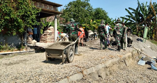 Wujud Kebersamaan Satgas TMMD Reg 105 Kodim Demak Dengan Masyarakat melalui pengecoran jalan.