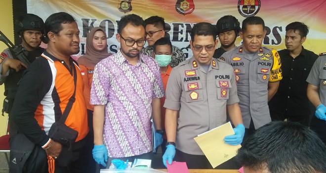 Kapolres Tanjabtim, AKBP Agus Desri Sandi menggelar konferensi pers terkait kasus pencabulan yang dilakukan oleh MU terhadap anak tirinya. Foto : Maulana / Jambiupdate