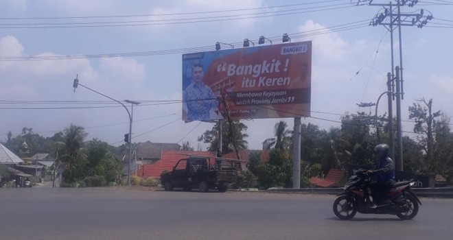Banner Walikota Jambi Sy Fasha berdiri di Jalinsum Sarolangun, tepatnya di Simpang Jambi