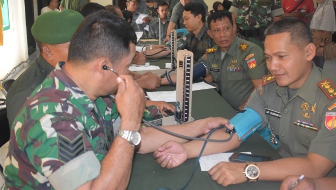 Pelayanan Kesehatan Gratis Terus Diberikan TNI di Desa Sasaran TMMD.