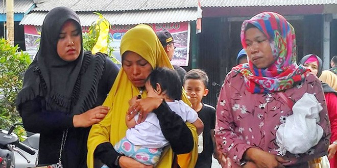 DALAM PELUKAN: Aisyah, 13 bulan, digendong budenya kemarin (2/8). Dia merupakan satu-satunya korban selamat yang ada di dalam mobil saat truk menimpa taksi online itu. (YOGI WAHYU PRIYONO/JAWA POS) Kecelakaan maut terjadi di Cibodas, Tangerang, Banten, pada Kamis (1/8). Empat orang di dalam taksi online tewas setelah tertimpa truk bermuatan tanah merah. Satu-satunya yang selamat adalah balita berusia 13 bulan. Sang ibu berteriak meminta tolong. Begitu anak dalam pelukannya itu berhasil dievakuasi, dia meninggal.