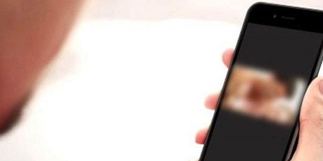 Ilustrasi konten pornografi di handphone. (Istimewa)