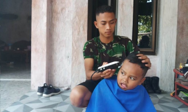 Ingin Cukur Seperti Pak Tentara.