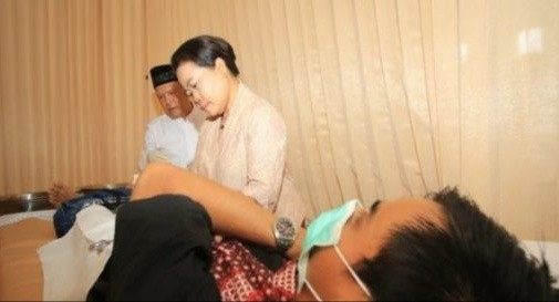 Sebanyak 20 mahasiswa usia 20 tahunan mengikuti sunat massal di Universitas Tribuwana Tunggadewi (Unitri), Kota Malang, Jumat (2/8). Foto : Radar Malang