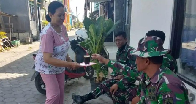 Seneng Bisa Menyediakan Kopi Panas Untuk Pak Tentara.