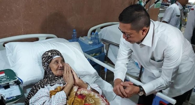 Menteri Agama (Menag) Lukman Hakim Saifuddin menjenguk jamaah yang dirawat di Klinik Kesehatan Haji Indonesia (KKHI) Makkah. (PPIH Arab Saudi/Jawa Pos)