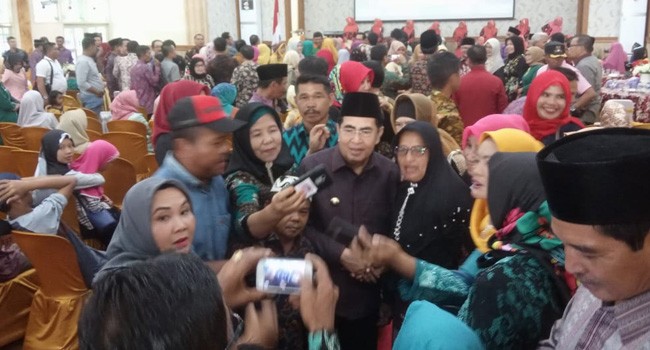 Masyarakat berebut berfoto dengan Walikota Sungai Penuh.