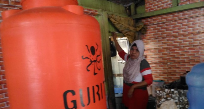 DIKELUHKAN : Terlihat tong yang berisi air stelah dibeli ke PDAM.