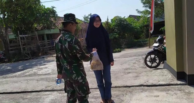 Banyak Warga Sediakan Jajanan dan Minuman.