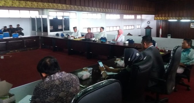 Hearing bersama Dewan, Pengawas RSUD, Dinas Kesehatan dan Persatuan Mahasiswa Bungo (PMB), Senin (5/8).