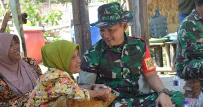 Senangnya Mbah Yatin, Rumahnya Direnovasi TNI.