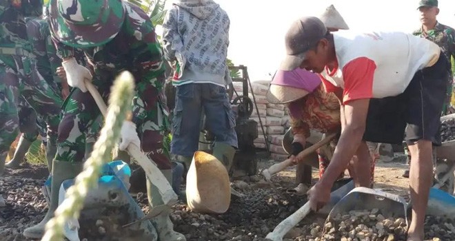 Tinggalkan Pekerjaan Sawah,Rela Kerja Bhakti di Lokasi TMMD.