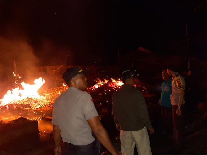 Kebakaran Selasa dini hari (6/8) di Desa Muaro Lengayo, Kecamatan Lembah Masurai, Kabupaten Merangin. FOTO: WIWIN