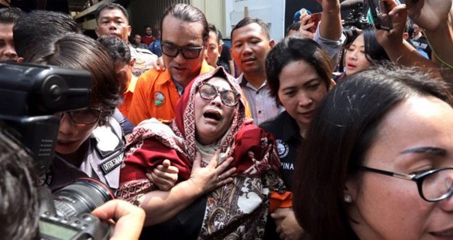 Tersangka kasus penyalahgunaan narkoba Tri Retno Prayudati alias Nunung depan menangis saat rilis kasus di Mapolda Metro Jaya, Jakarta, Senin (22/7/2019). Foto : Dery Ridwansah/JawaPos.com