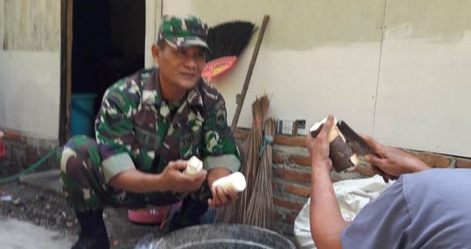 Senang Bisa Suguhkan Hasil Kebun Untuk Pak Tentara.