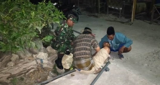 Bantu Benahi Pipa PDAM Juga Dilakukan Satgas TMMD.