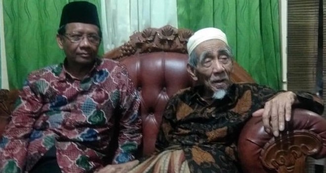 Mahfud MD dan almarhum Kiai Maimun Zubair. Foto : Net