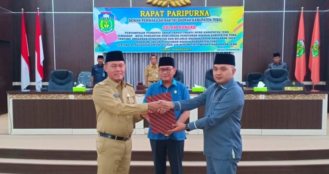 Bupati Tebo saat menerima berita acara Pengesahan Ranperda APBD Tebo 2020 dari Ketua DPRD Tebo, Agus Rubyanto.