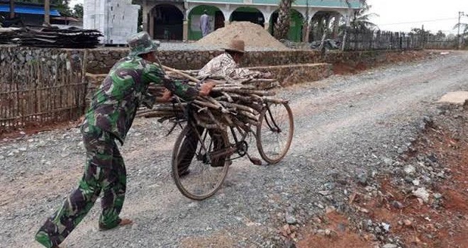 Bahagianya Bisa Bantu Warga Sasaran TMMD.