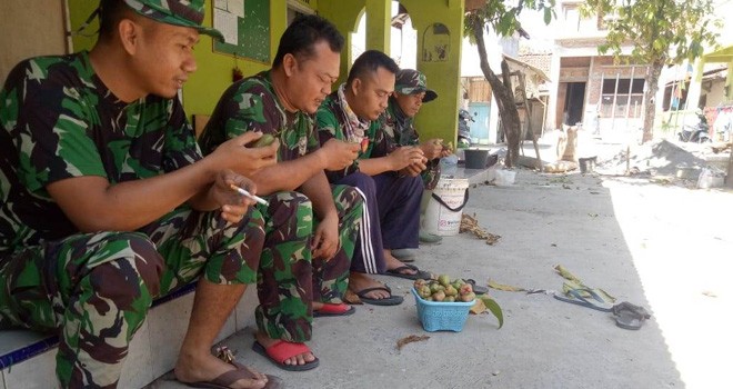 Nikmati Buah Khas Demak Di Detik-Detik Akhir TMMD.