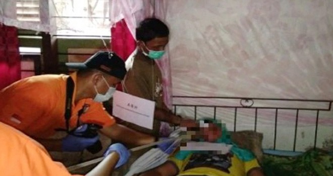 WR peragakan detik-detik membunuh neneknya. Foto : Babelpos.co