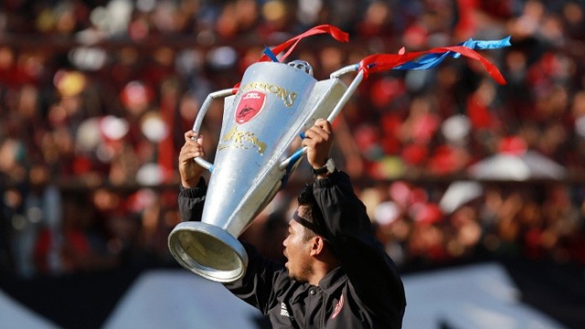 Ekspresi kekecewaan suporter PSM Makassar usai PSSI memutuskan menunda laga final leg kedua final Piala Indonesia, di Stadion Gelora Andi Mattalatta, Makassar, Minggu (28/7/2019). Pertandingan leg kedua final Piala Indonesia antara PSM Makassar vs Persija Jakarta resmi ditunda. PSSI menyatakan demikian atas dasar pertimbangan keamanan. FOTO: IDHAM AMA/FAJAR