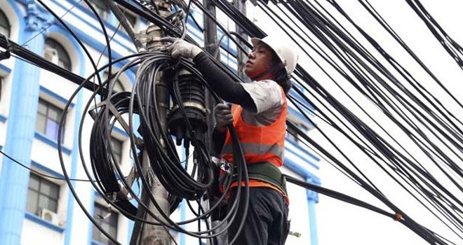 Sejumlah petugas PLN sedang mengerjakan perapihan kabel di ruas jalan yang berdampak mati lampu lalu lintas di kawasan Jakarta, (5/8). Padamnya arus listrik yang mengakibtkan lampu penerang jalan dan lampu lalu lintas padam, mengakibatkan kemacetan jalan dijakarta. Foto : Faisal R Syam / FAJAR INDONESIA NETWORK.