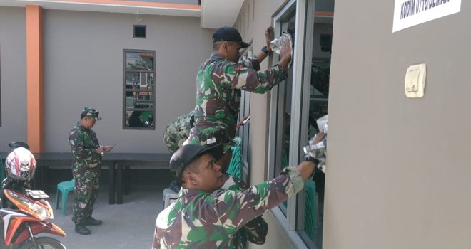 Kesibukan Satgas Menyiapkan Transit Untuk Penutupan TMMD.