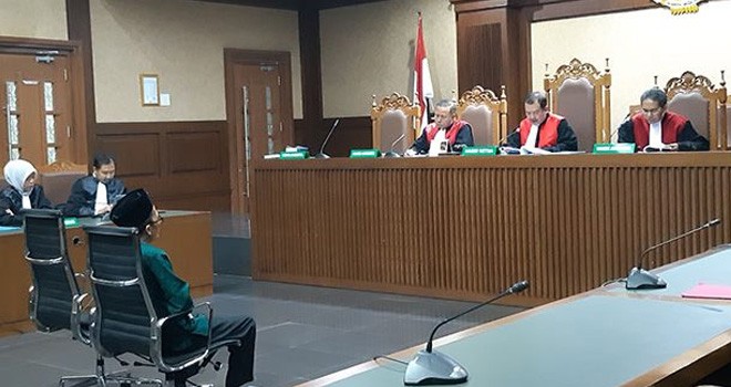 Mantan Kepala Kantor Kementerian Agama (Kemenag) Kabupaten Gresik, Muafaq Wirahadi menjalani sidang vonis di PN Tipikor Jakarta, Rabu (7/8). (Muhammad Ridwan/JawaPos.com)