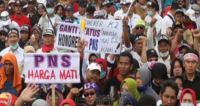 Honorer K2 saat unjuk rasa. Foto : Ricardo / JPNN