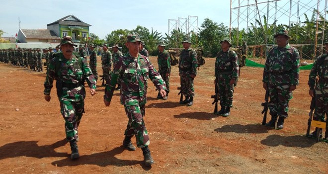 Mayor Arm Fathan sebagai Komandan Upacara dalam Gladi Upacara Penutupan TMMD.