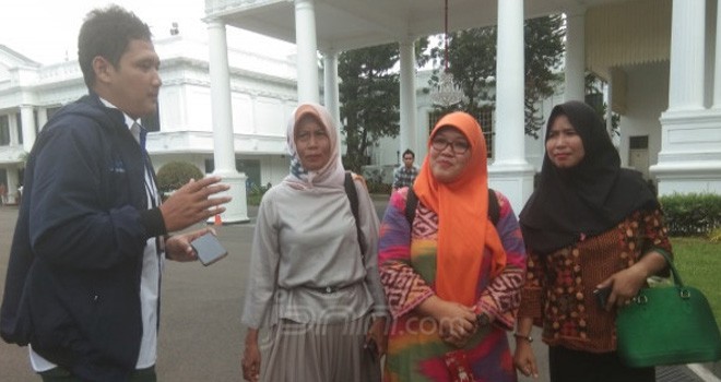 Pengurus Pusat Forum Honorer K2 Indonesia (FHKI) Nur Baitih (tengah) bersama rekan-rekannya di Istana Presiden. Foto : Fathra/JPNN.com